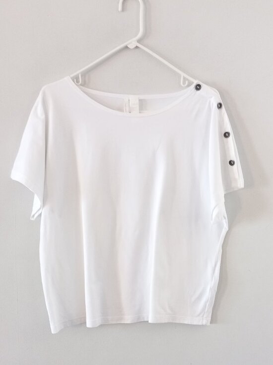 Ischiko Tops - ISCHIKO by OSKA boxy white t shirt with shoulder button details